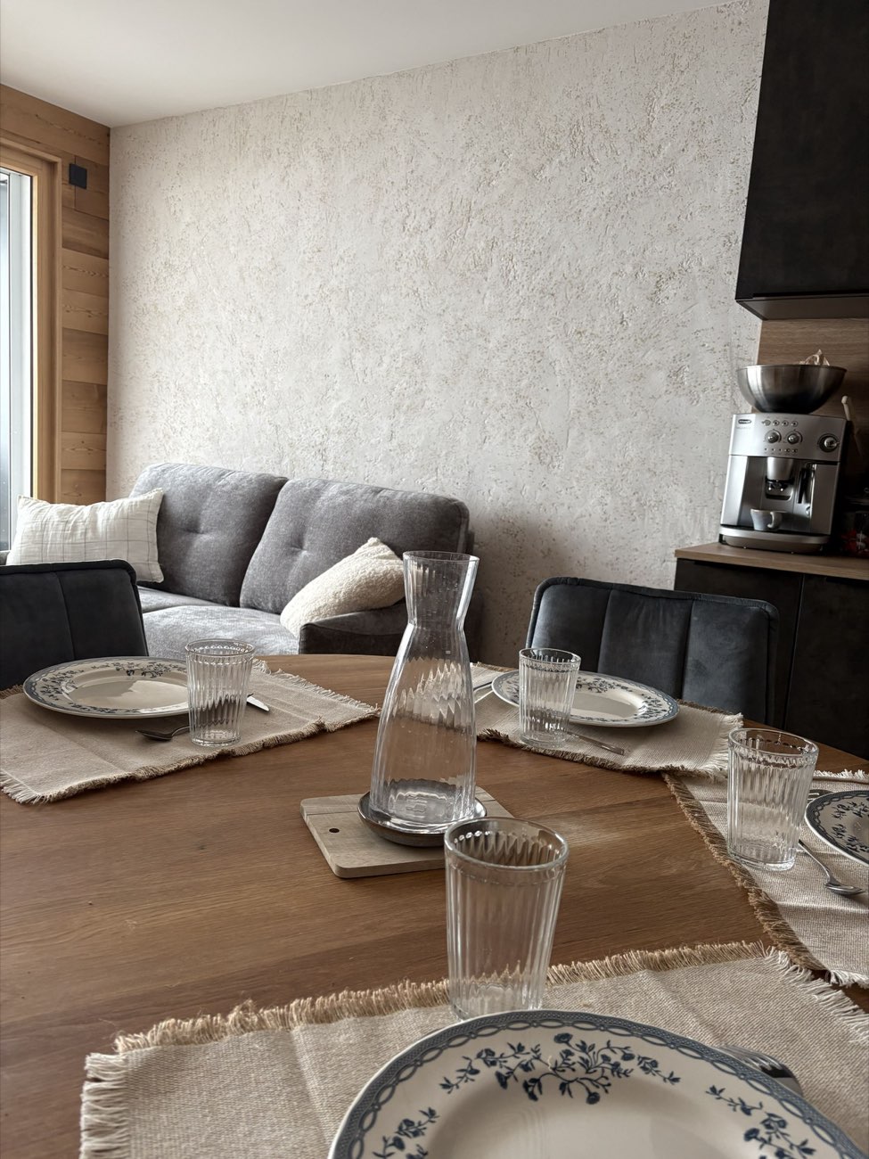 Table dressée dans un appartement de montagne prêt à accueillir des locataires