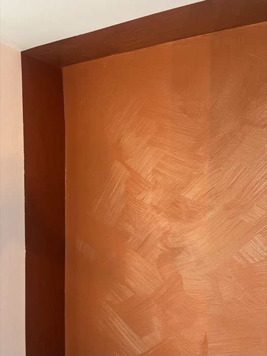 Angle de mur peint en terracotta avec effet de matière au brossé